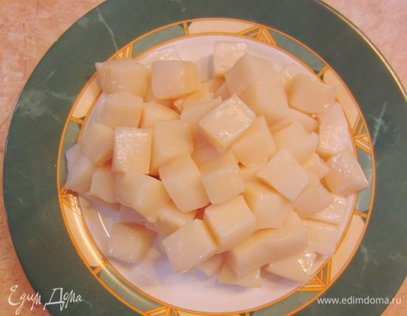 Для того, чтобы кальмар получился нежным, его предварительно надо бланшировать. Я порезал кальмара кубиками, хотя сейчас я могу сказать, что лучше соломкой.
