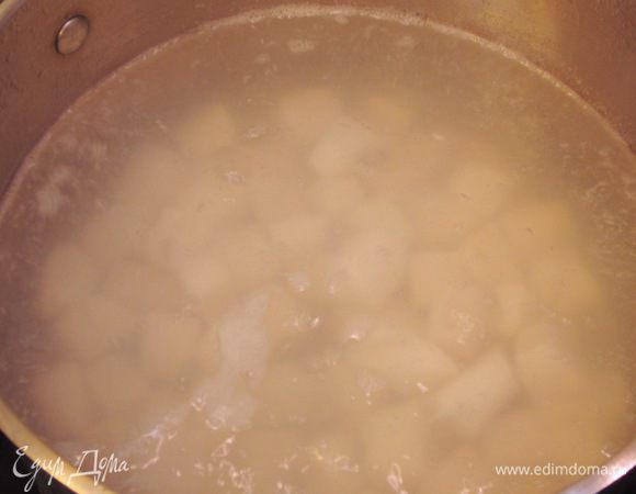 Вскипятите воду в большой кастрюле. Посолите воду. Положите кальмары в кастрюлю на 20 секунд. Вытащите кальмаров и дайте им обсохнуть.