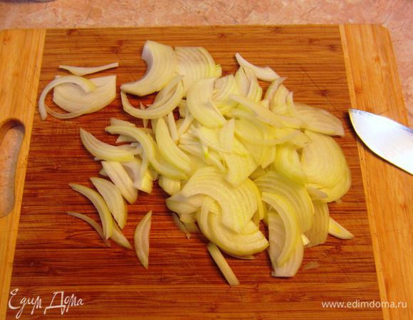 Порубите соломкой лук. Для этого разрежьте луковицу пополам, а затем порубите не как обычно поперек, а вдоль. Так получается проще. Остаток, который трудно будет рубить, положите плоской стороной и порубите до конца.