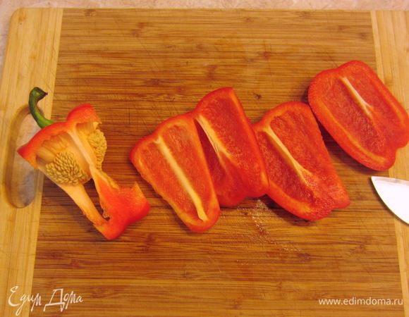 Болгарский перец проще всего резать так, как показано на фотографии. Срезаете с четырех сторон мякоть перца, а затем срезаете попку. Все отходы остаются и не надо их ни откуда выковыривать. Затем срежьте белую мякоть.