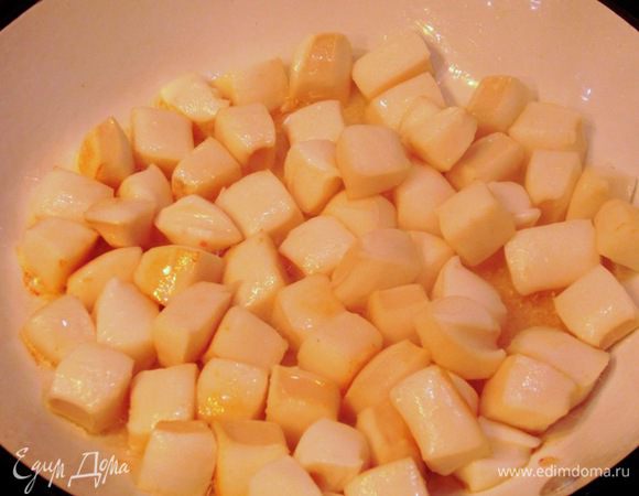 Теперь обжарьте на растительном масле на сильном огне обсохшие кусочки кальмаров в течение одной минуты, если вы порезали кальмаров соломкой и пару минут, если использовали как я большие и толстые куски.