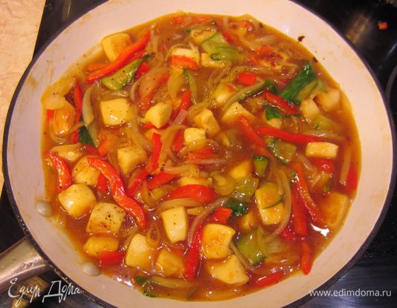 Добавьте все жидкости, в том числе разведенный в небольшом количестве воды крахмал. Хорошо и быстро размешайте, добавьте сахар, соль, лимонный сок. После закипания дождитесь того, чтобы соус загустел. На это уйдет минуты три. Добавьте черный перец и выключите огонь. Подавайте так или с рисовой вермишелью или лапшой Удон. Неплохо будет и с рисом.