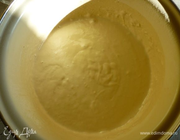 Опара*****Молоко подогреть до 30 градусов,растворить в нём дрожжи и сахар,всыпать просеянную муку и перемешать.