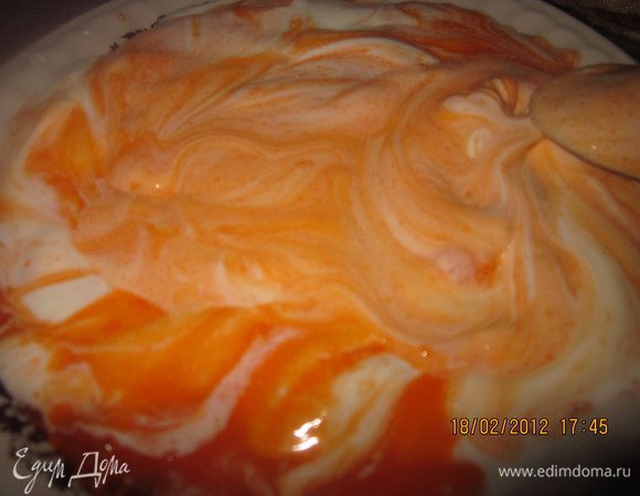 Смешать сметану с красителем и желатином,сахаром.