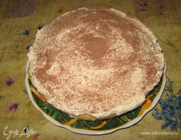 Формируем тортик:
У меня бисквит получился высоким, я разрезала его на 2.
На половину бисквита выкладываем половину крема, закрываем второй половиной бисквита и снова крем. Посыпаем какао.
Кладем в холодильник. Я клала на ночь, но достаточно 3х часов.