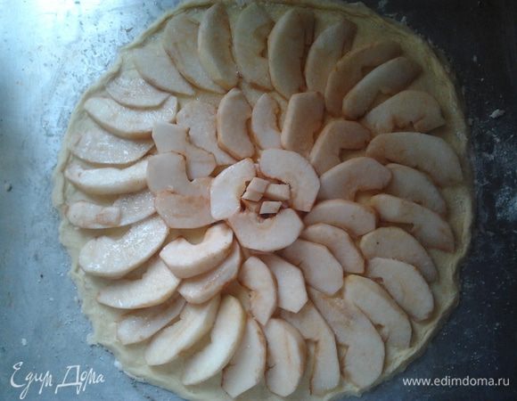   Яблоки раскладываем по кругу на тесто, посыпаем сахаром и поливаем растопленые сливочным маслом. (Можно полить еще вишневым сиропом, я его не добовляю дети не любят) 
