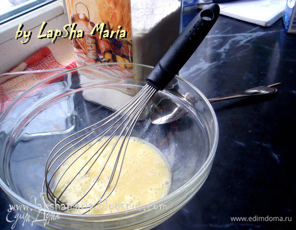 Первым делом приготовим тесто на блинчики. В миску разобьем яйцо или яйца и взобьем до однородности. 