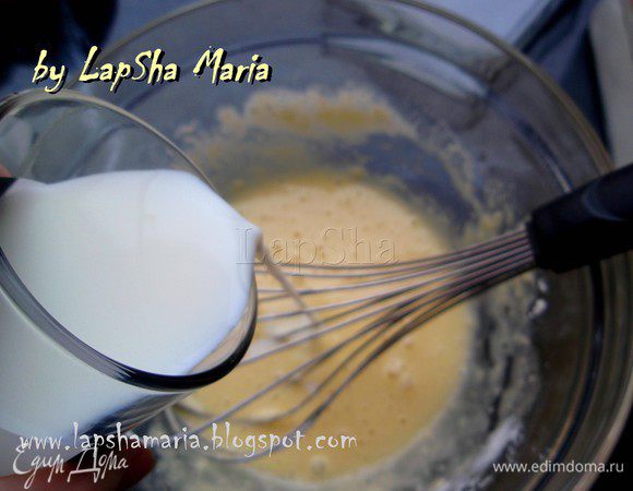 Добавим тонкой струйкой молоко, а затем оставшуюся часть муки. Посолим и взобьем все в однородную массу, без комков, по консистенции похожую на сливки 22%