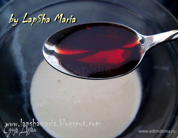 Разделим тесто на две равные части (это примерно по 3 больших половника). В одну добавим свекольный крепкий отвар и ещё ложку муки. Взобьем венчиком до однородности.