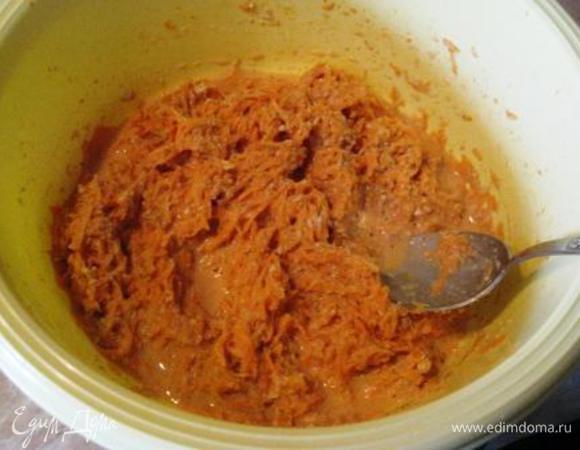 Слегка взбить яйцо с солью. Добавить цедру, молоко и перемешать. Морковь, перемешать. Муку я получила, смолов хлопья. Добавляем молотую овсянку. Перемешиваем и оставляем мин. на 15.
