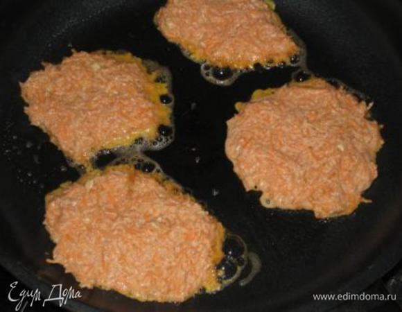 На разогретой сковороде на сливочном масле жарим наши блинчики.