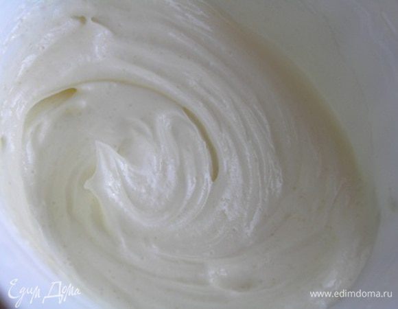 Приготовить начинку. Смешать маскарпоне, сахарную пудру и лимонный сок.