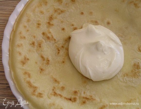 В ценрт каждого блинчика положить часть начинки,