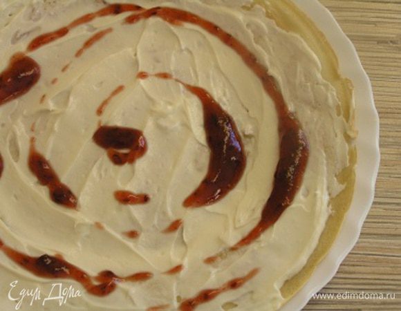 распределить по всей поверхности, полить вареньем, завернуть любым способом.