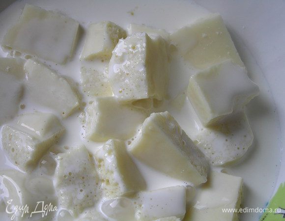 Поломать шоколад на кусочки, выложить в кастрюльку, добавить сливки, нагревать, помешивая,на водяной бане до растворения шоколада.