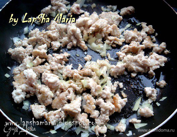 Займемся начинкой, для этого куриный фарш поджарим на небольшом количестве масла. Ребром лопатки измельчим фарш, добавим лук, соль, орегано и обжарим до прозрачности лука. 