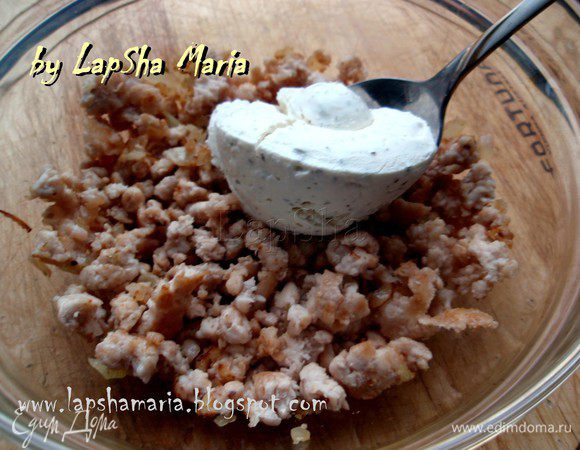 Добавим в готовый фарш творожного сыра и мелко нарезанных оливок. Должна получится вполне однородная смесь.