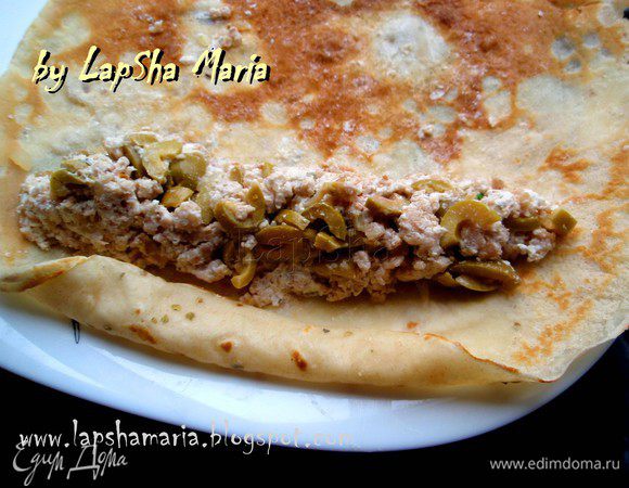 На светлый блинчик выкладываем начинку сбоку, но не с самого края см. фото. Сворачиваем его в рулет.