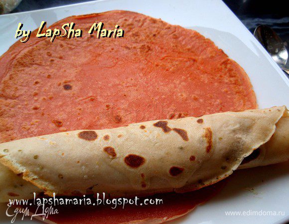 Заворачиваем рулет из светлого блинчика в красный блин. Проделываем это с другими двумя парами блинов.