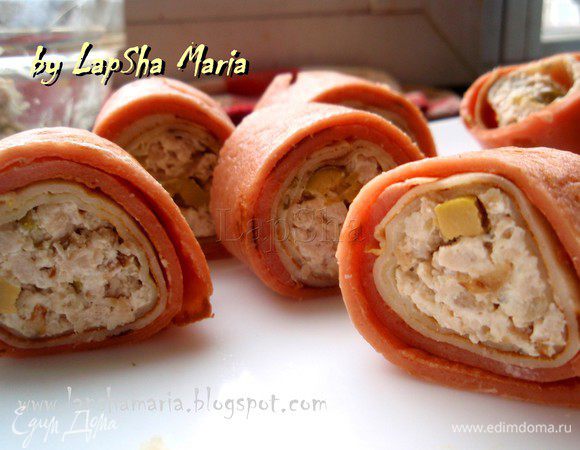 Аккуратно нарезаем на маленькие роллы каждый рулет. Из одного рулета получается примерно 5 аккуратных роллов, итого их около 15. Они получаются невероятно богатыми на вкус, красивыми и необычными на вид. В нашей семье никто не остался равнодушным. Приятного вам аппетита и хорошей масленицы! 