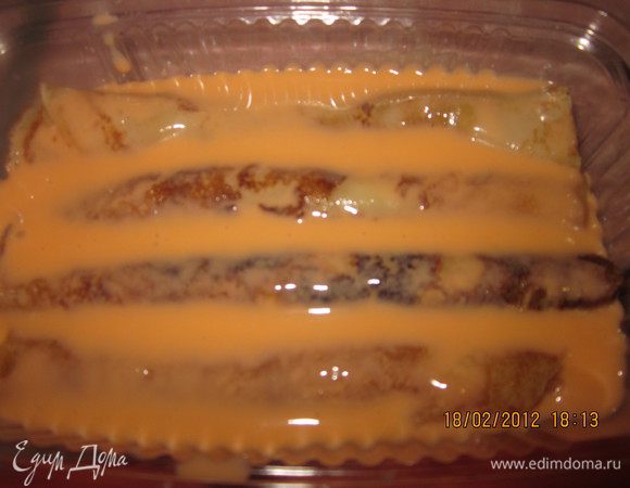 В форму выливаем сметанную смесь,ставим на холод,чтобы "схватилась".Выкладываем первый ряд блинчиков-трубочек,заливаем сметаной,второй ряд блинов и вновь сметана.