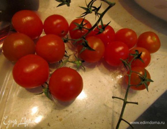 Помидорки черри порезать пополам 