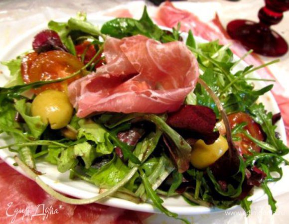 Смешать все ингредиенты, добавить сушеные травы, соус, оливковое масло.
Открыть бутылочку красного вина и наслаждаться! Это ОЧЕНЬ ДУШЕВНО ;)
P.S. Салат готовил муж :)))