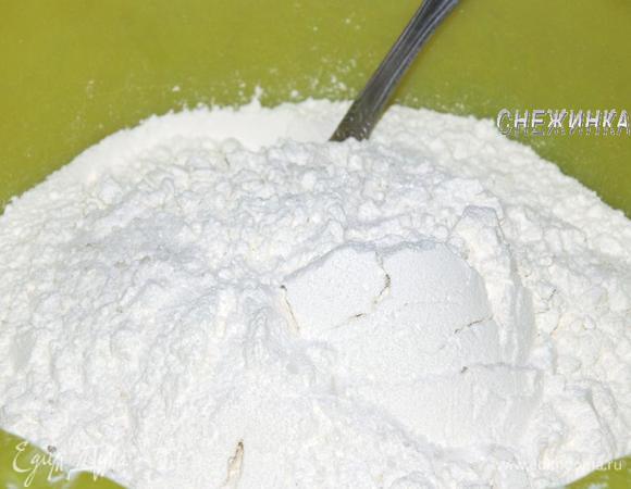 Муку насыпьте в миску, добавьте соль, сахар.