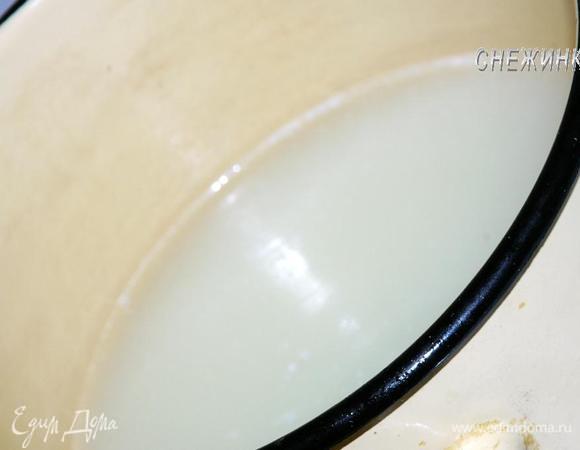 В кастрюлю или сотейник налейте сыворотку, поставьте на огонь и нагрейте до теплого состояния, практически горячего.