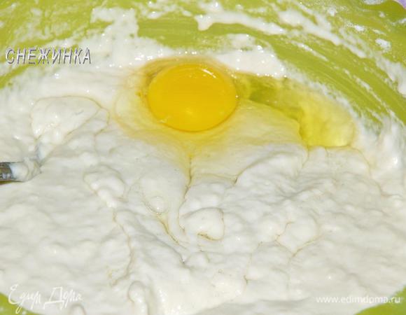 Быстро по одному вмешайте яйца.