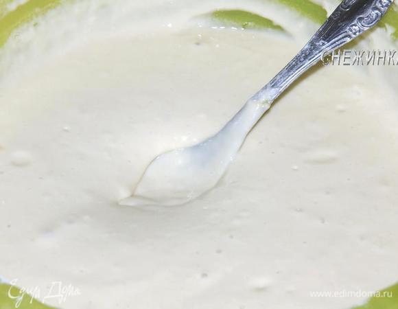 Очень хорошо перемешайте. На этом этапе тесто становится менее густым и выглядит вот так.