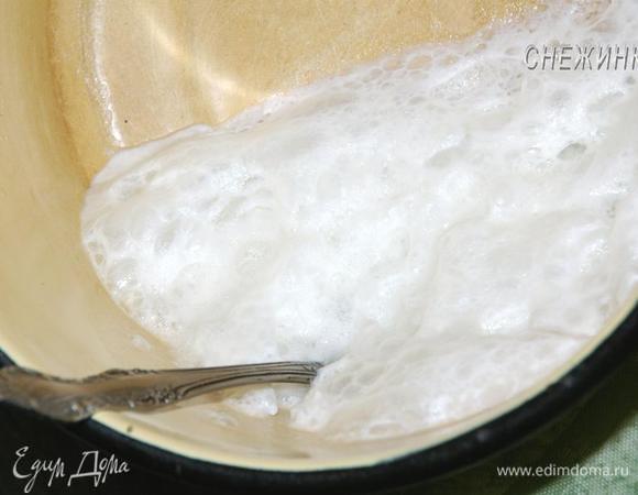 Оставшуюся сыворотку поставьте обратно на огонь, дайте закипеть. Всыпьте в нее соду, быстро размешайте, чтобы образовалась вот такая пена.