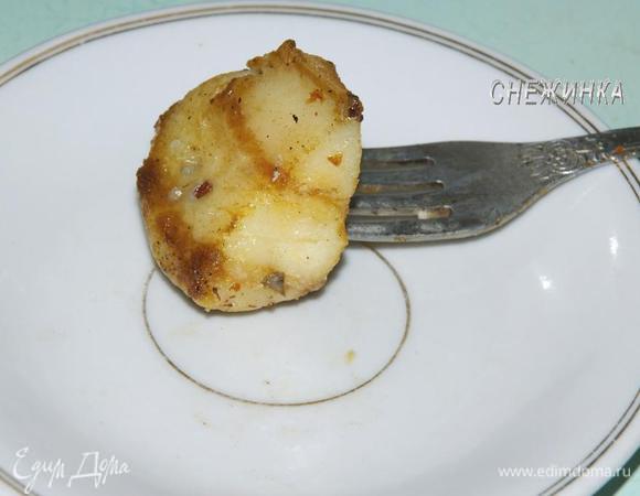 Блины надо выпекать, смазывая сковороду «подмазкой». У меня для этих целей служит кусочек сала. Подойдет также кусочек чистой ткани, который надо окунуть в подсолнечное масло. Я пеку блины на чугунной сковороде.