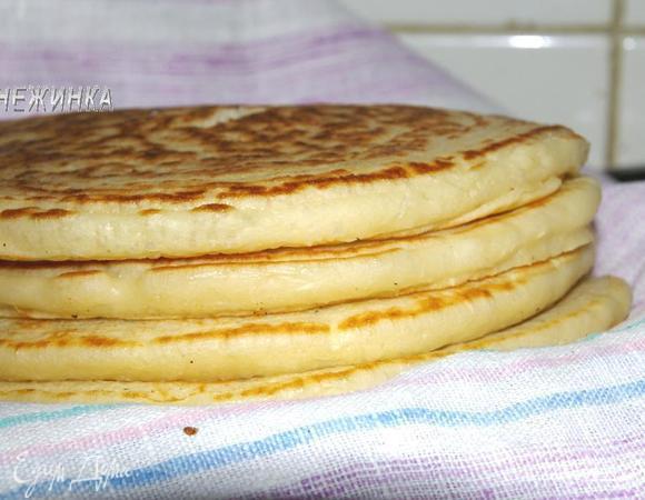 Когда следующий блин готов, поднимите полотенце, положите его сверху и снова накройте. Таким образом блины сохраняют свое тепло до подачи.