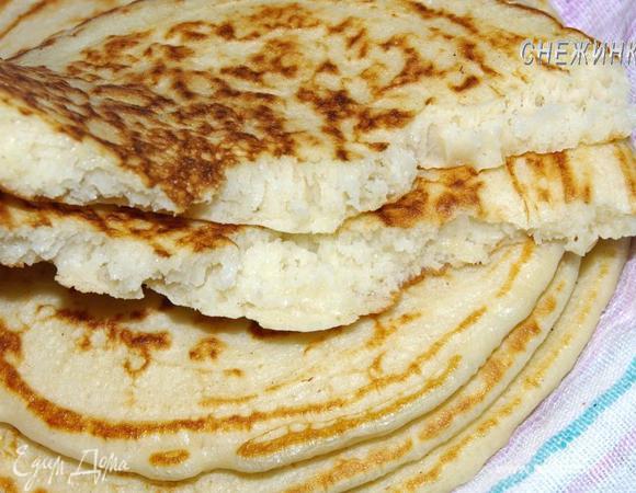 Из этого количества теста у меня получается 6–7 пухлых блинов. 