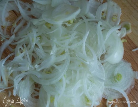 репчатый лук нарезать тонкими кольцами