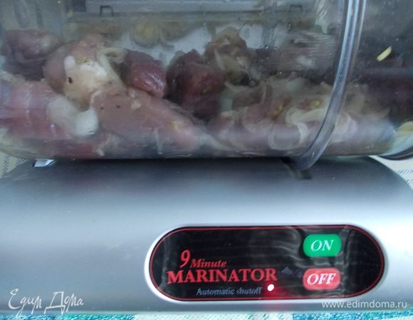 лук и мясо смешать, посолить, поперчить и оставить мариноваться на 30 минут. В маринаторе 18 минут (9+9)