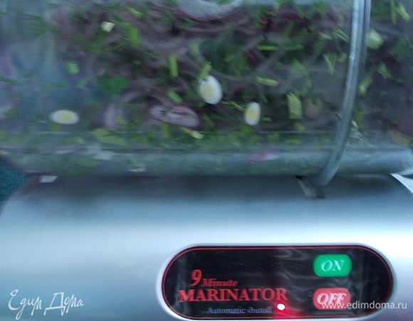 красный лук нарезать тонкими кольцами, добавить зелень укропа и петрушки, добавить немножко лимонного сока/уксуса/ и оставить на 30 минут в холоде