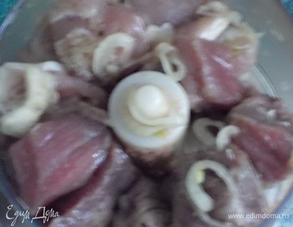 маринованное мясо вместе с луком измельчить, добавить сметану и приличненько  воды, отбить на руке