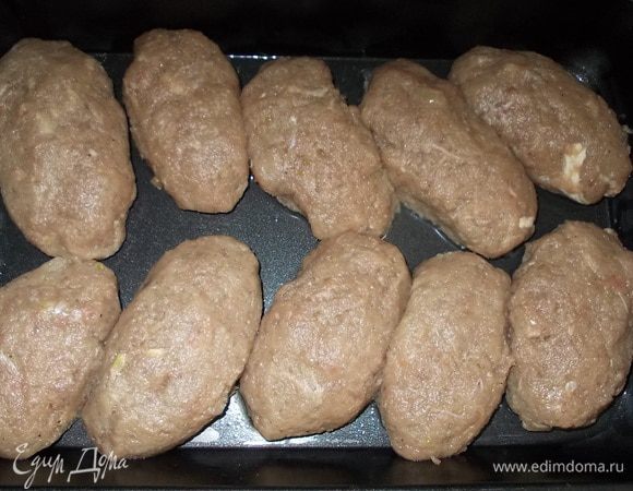 в небольшой противень налить воды и складывать туда слепленные котлеты