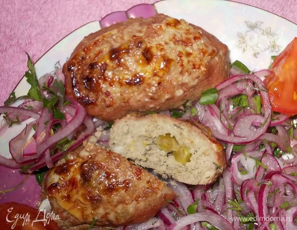 готовые котлеты выложить на маринованный лук с зеленью,украсить помидорчиком.