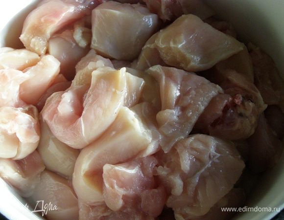 Курицу порежем на одинаковые кусочки - 4-5 кусочков с одной куриной грудки
