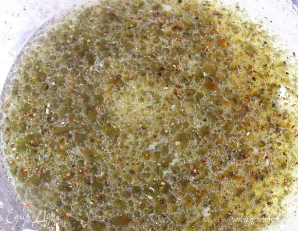 Приготовим маринад. Для этого смешаем вместе лимонный сок, 3 ч ложки цедры лимона, пропущенный через пресс чеснок, винный уксус, соль, перец и растительное масло.