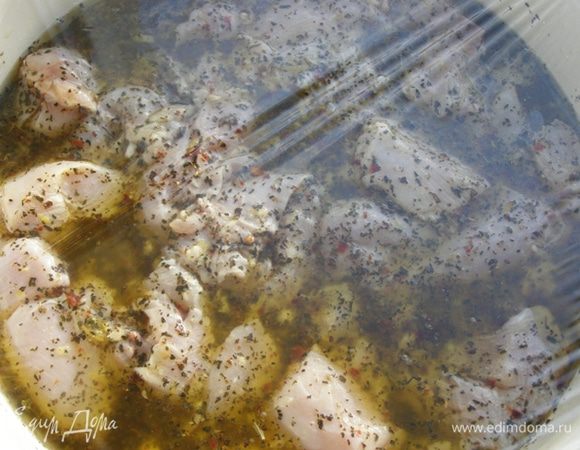 Зальем курицу маринадом, закроем пленкой и уберем в холодильник на 3-5 часов