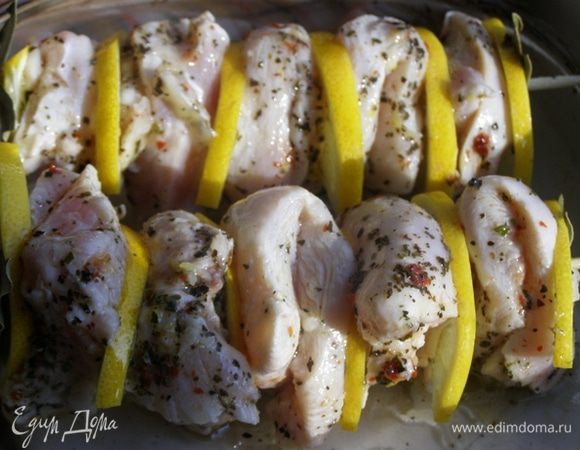 На шпажку наденем половинку лаврового листа, затем - четвертинку лимона, затем кусочек курицы, потом опять лимон. Чередуя лимон и курицу, плотно насадим на шпажку по 5 кусочков курицы, закончим лимоном и лавровым листом.