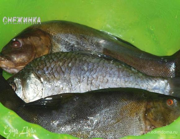 Вот такая у меня рыбка: один карасик и две не знаю точно, вроде были лини. Немного присаливаем и перчим. 