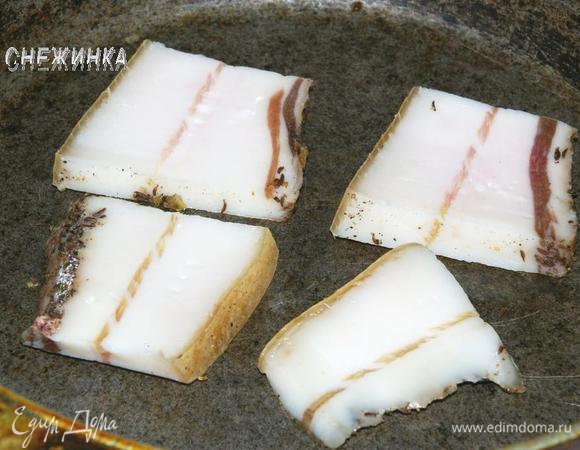 Сало порезать на крупные куски. Положить в чистую сухую сковороду. Нам необходимо жарить его, чтобы оно плавясь отдало нам свой жирок.