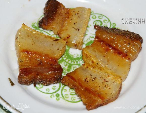 Жарим сало до такого вот состояния. Я люблю, когда скварочки зажаристые)) И выкладываем на тарелочку. Подаем их потом вместе с мачанкой к блинам.