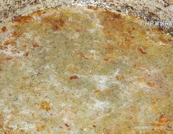 За это время получается вот такая картина в сковороде.