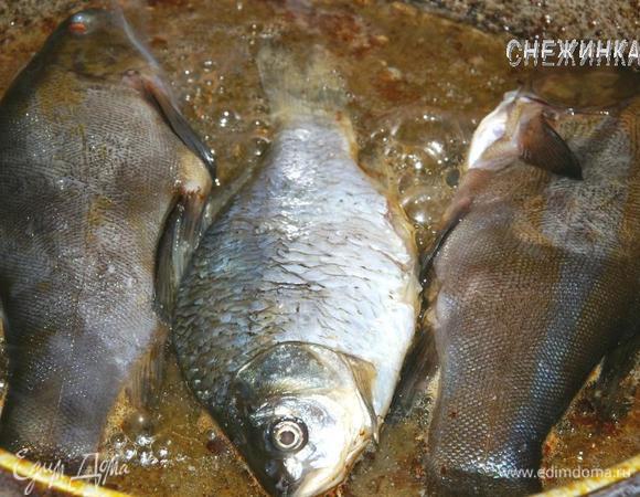 Теперь кладем в сковороду рыбку. Жарим ее до готовности с двух сторон. Крышкой не накрываем, чтобы она не разлазилась, а хорошо поджарилась. Готовую рыбку снимаем на тарелку.